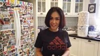 7 Potret Dapur Unik Yuni Shara Bergaya Vintage yang Penuh Tanaman bak Hutan