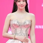 Jisoo Mengambil Pendekatan Kontras dengan Dua Penampilan yang Sangat Berbeda di Festival Canneseries