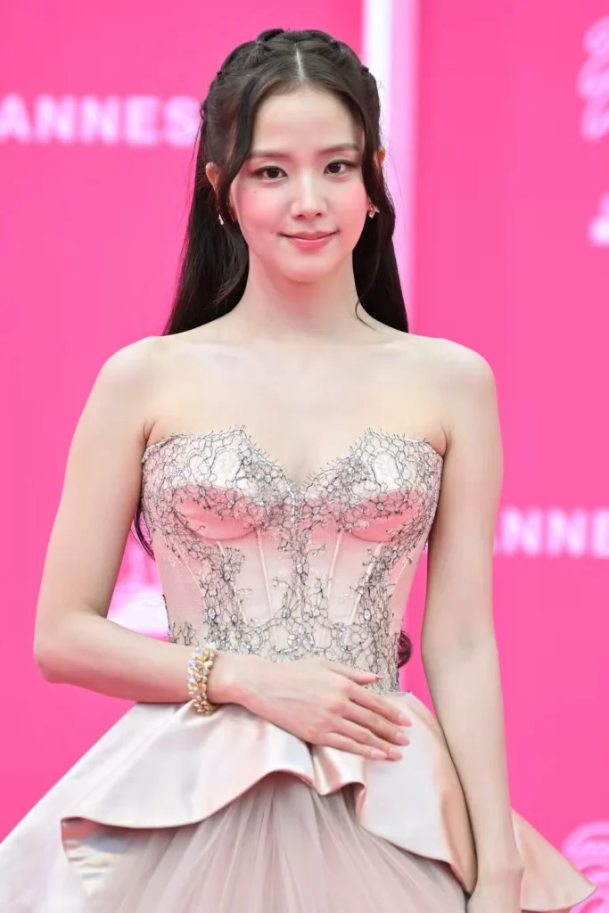 Jisoo Mengambil Pendekatan Kontras dengan Dua Penampilan yang Sangat Berbeda di Festival Canneseries