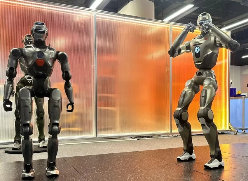 Loading…Robot Humanoid. Foto/ Viet