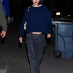 Seragam Off-Duty Jennie Menampilkan Jeans Pinstripe Vintage dan Tas Chanel Bercorak Bintik-Bintik