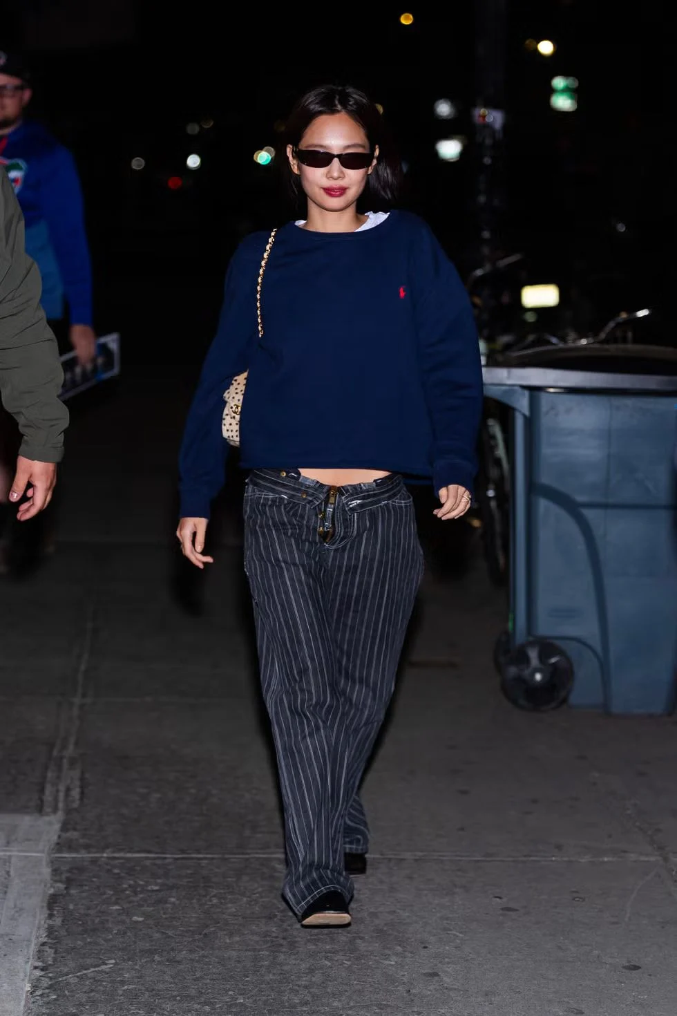 Seragam Off-Duty Jennie Menampilkan Jeans Pinstripe Vintage dan Tas Chanel Bercorak Bintik-Bintik